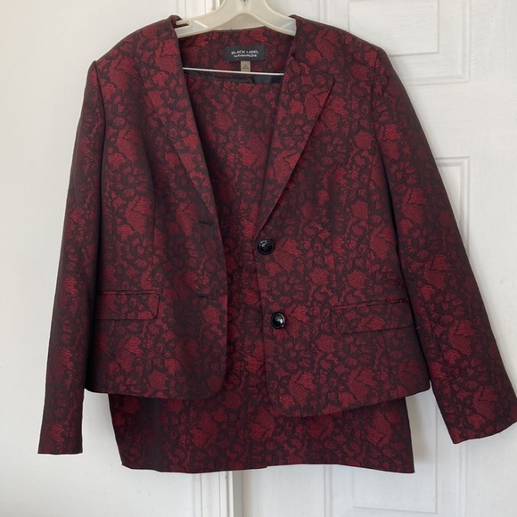 Black Label Evan-Piccone suit,Jacket,23 inches at waist,skirt 23 1/2 inches long - Picture 2 of 6